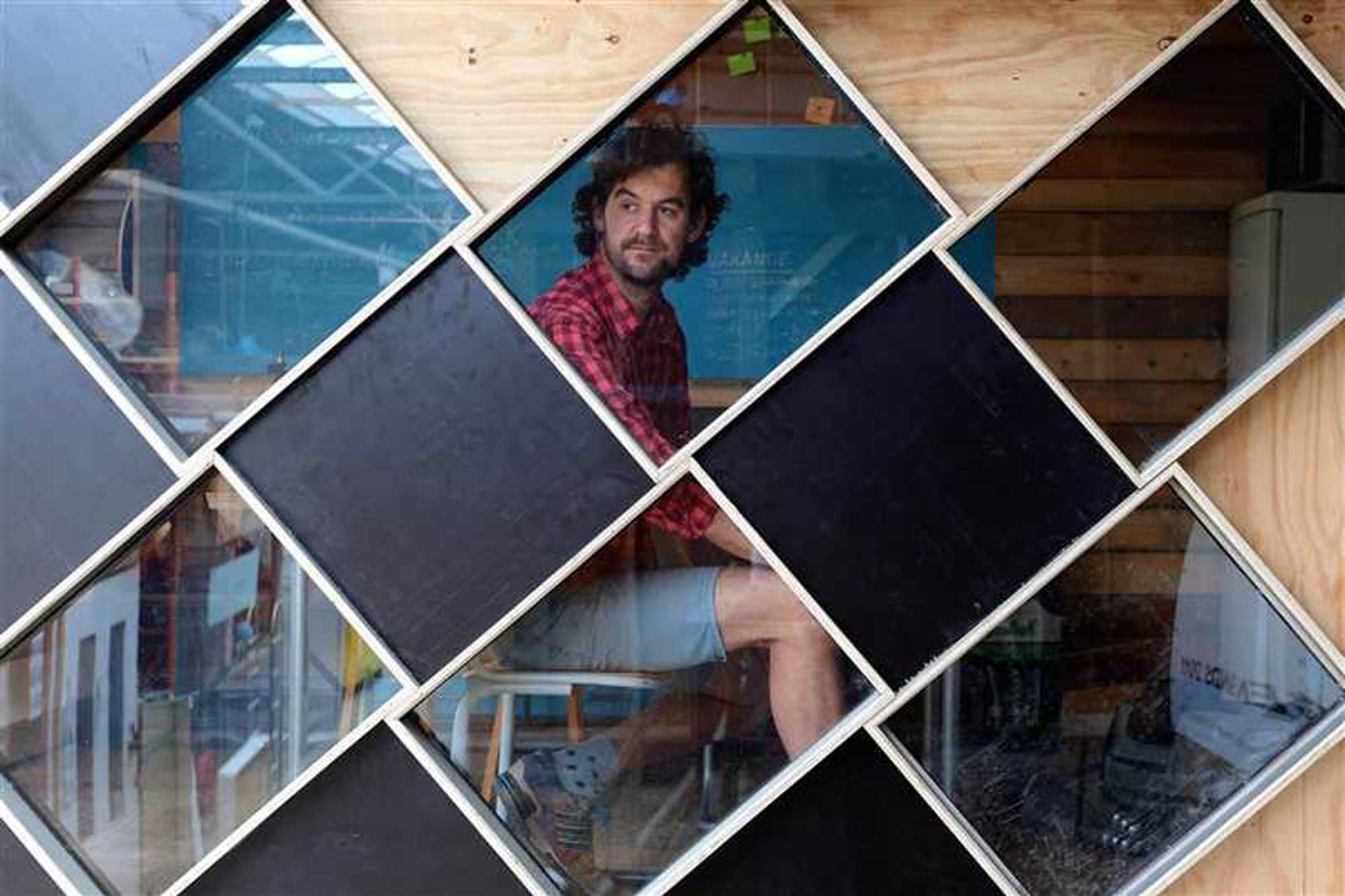 De ontwerpers van ontwerpbureau De Bende maakten de bewegwijzering voor lichtfestival Glow