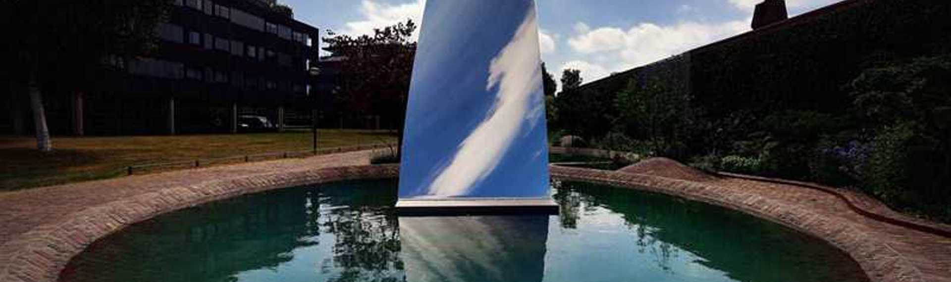 Tilburg is de eerste stad met een sculptuur (Sky Mirror for Hendrik) van Anish Kapoor in de openbare ruimte