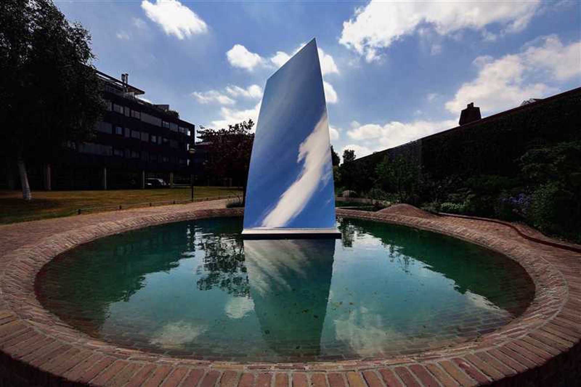 Tilburg is de eerste stad met een sculptuur (Sky Mirror for Hendrik) van Anish Kapoor in de openbare ruimte