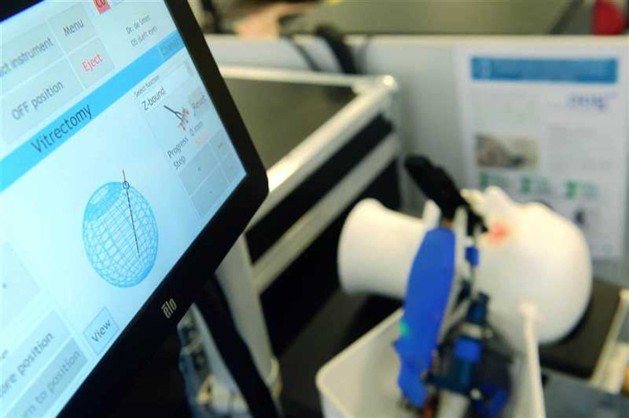 Binnenkort word je geopereerd door een oogrobot van Preceyes