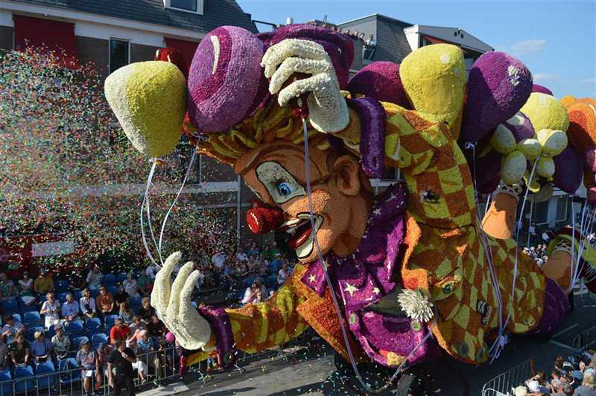 Met dahlia’s versierde fietsen: daarmee begon in 1936 ’s werelds grootste bloemencorso