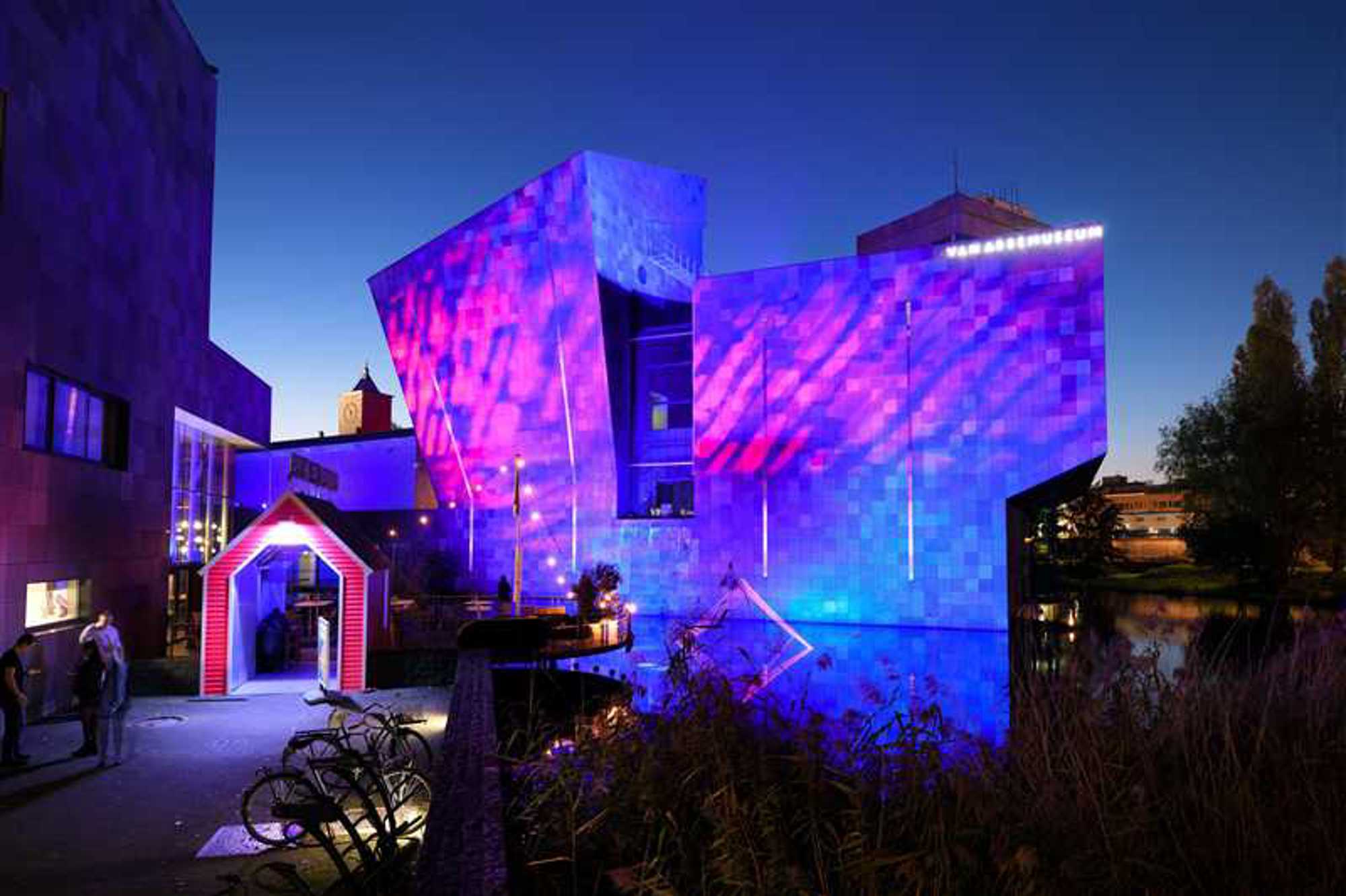 Elk jaar transformeren kunstenaars Eindhoven in lichtfestival GLOW met verrassend design: een stadstentoonstelling van lichtkunst in de open lucht