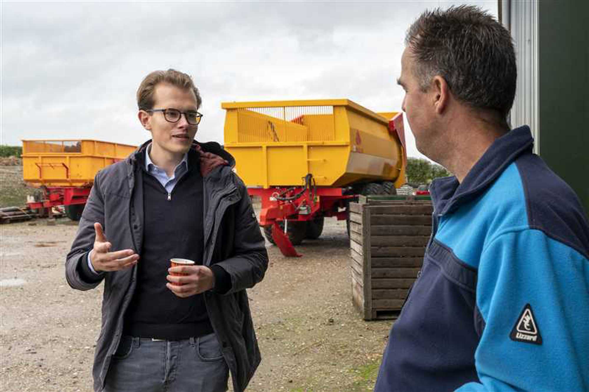 Sven Boogaard van AgroExact en agrariër Jan Straver
