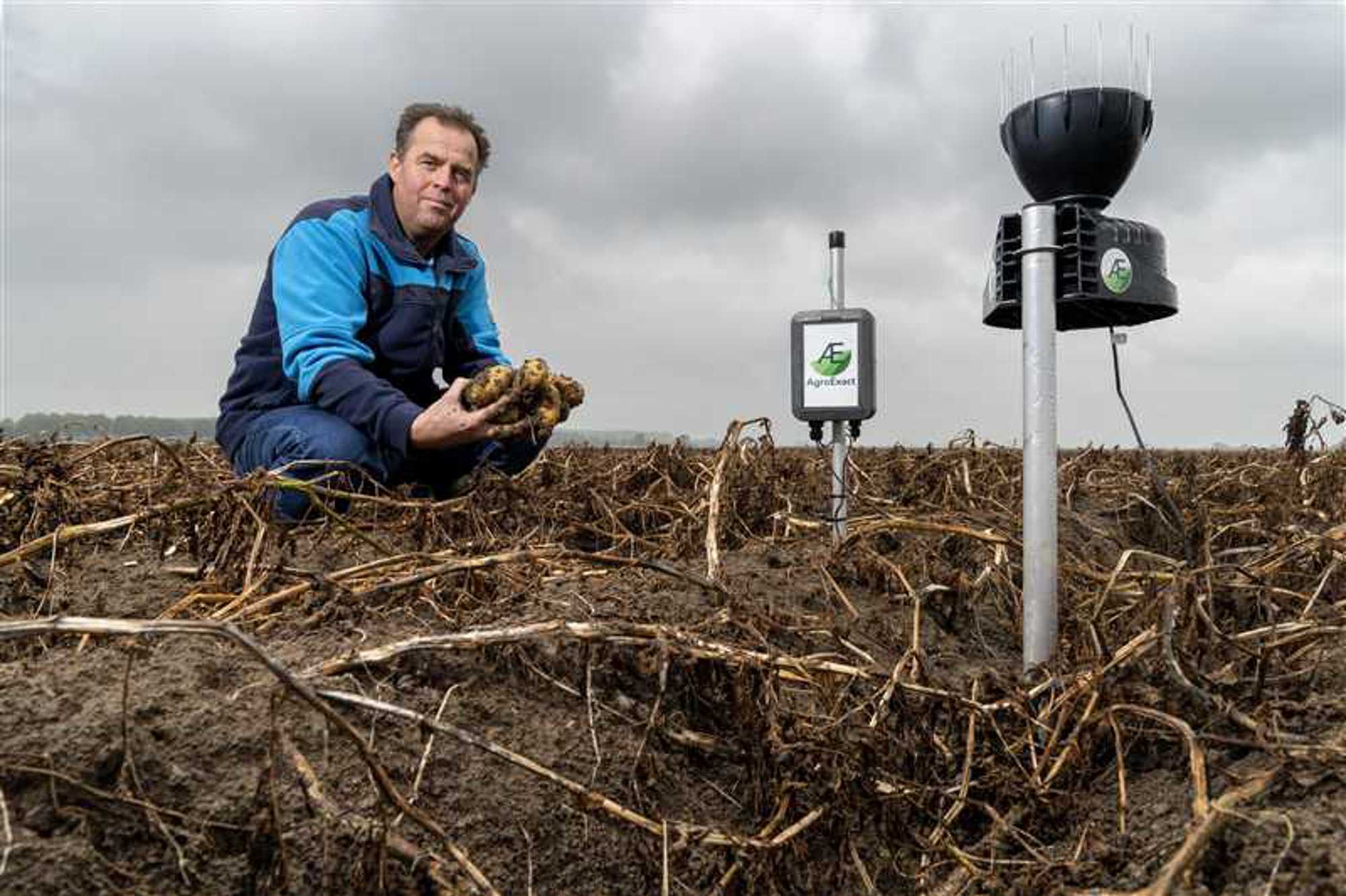Agrariër Jan Straver met het weerstation van AgroExact