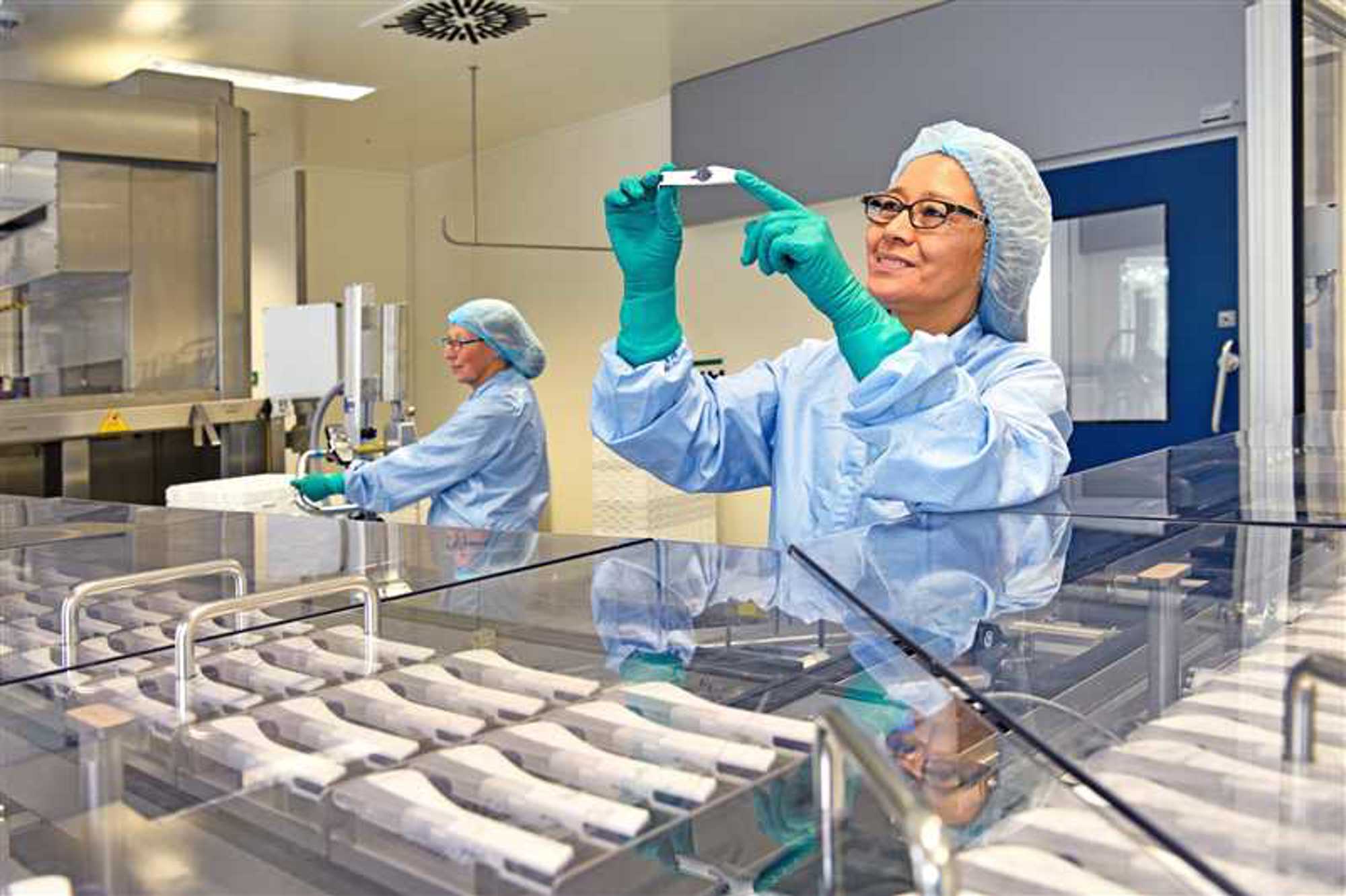 De productie van een anticonceptiestaafje bij Organon in Oss