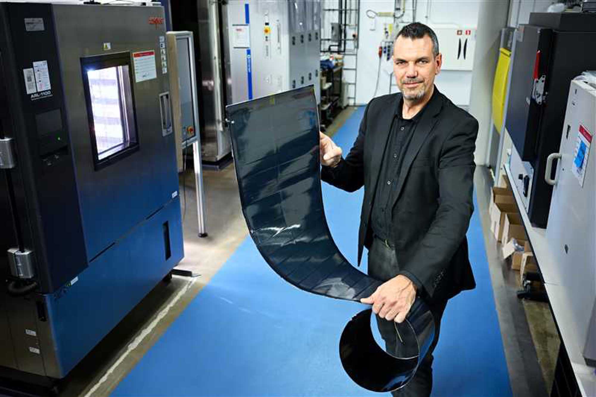 Peter Toonssen van TNO laat toepassing zonnecellen zien